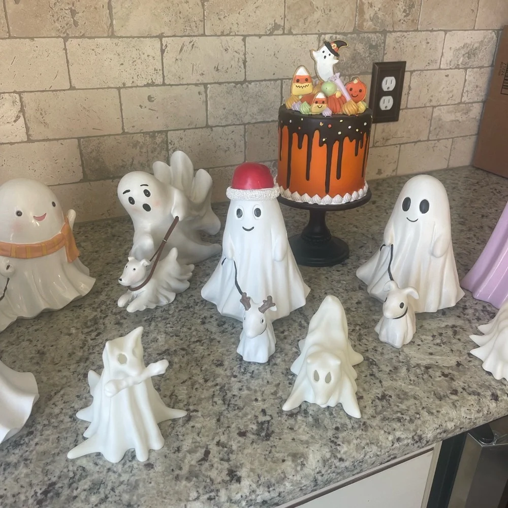 Cute Ghost Figurines with Hats - Picture 2 of 4